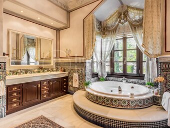 Villa Medusa – A Grand Classical Estate with Unrivaled Views in Sierra Blanca