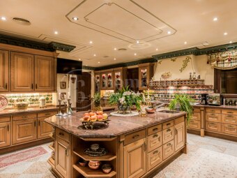 Villa Medusa – A Grand Classical Estate with Unrivaled Views in Sierra Blanca