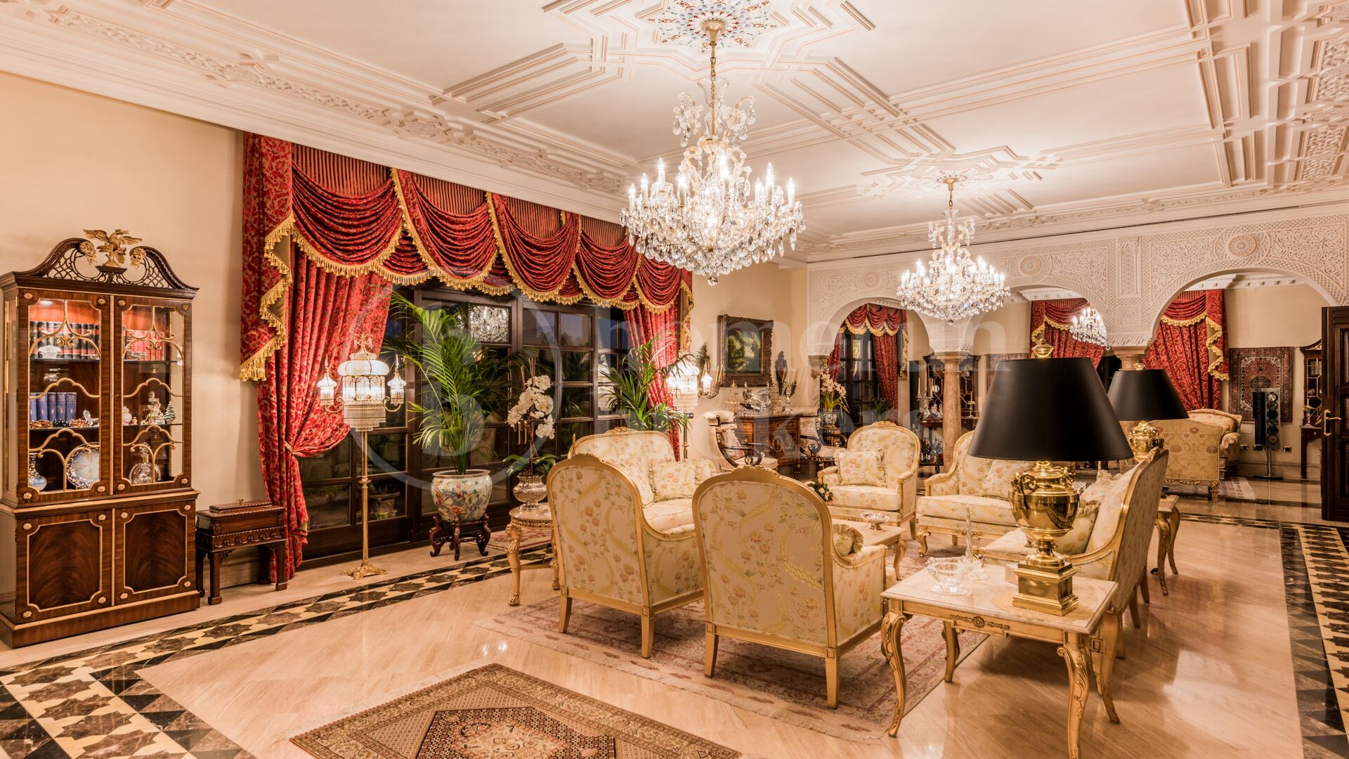 Villa Medusa – A Grand Classical Estate with Unrivaled Views in Sierra Blanca