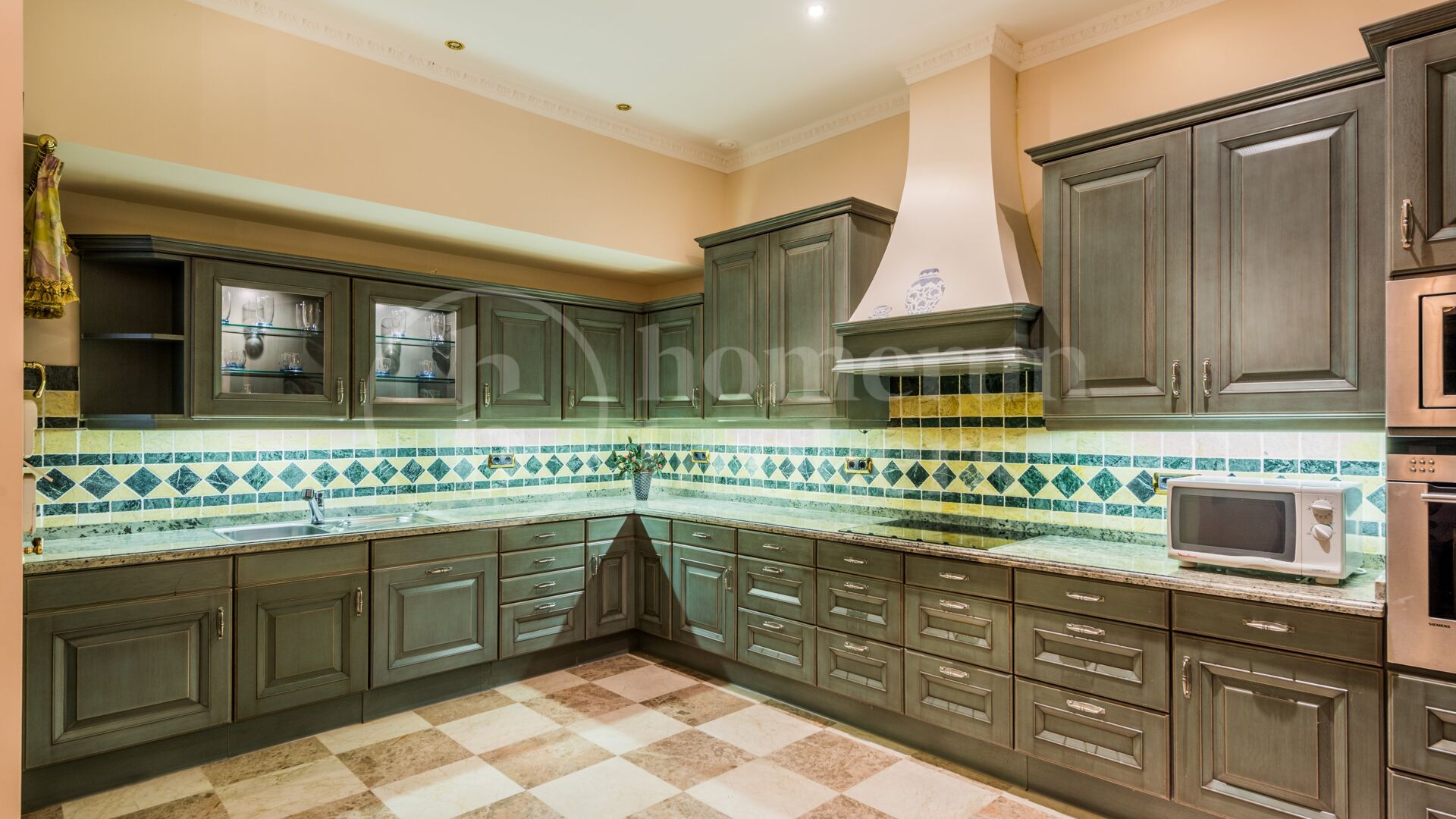 Villa Medusa – A Grand Classical Estate with Unrivaled Views in Sierra Blanca