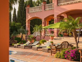 Villa Medusa – A Grand Classical Estate with Unrivaled Views in Sierra Blanca