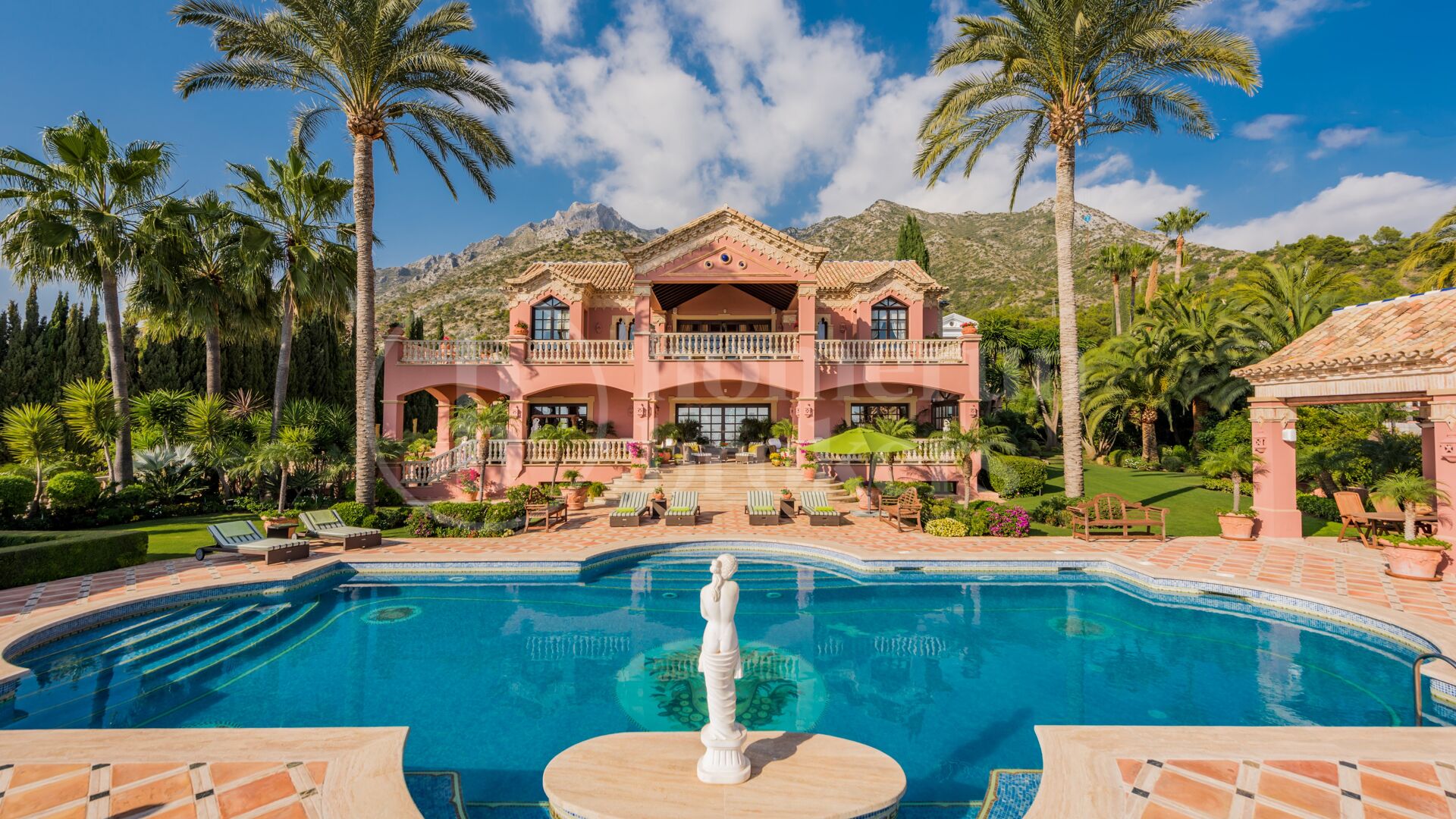 Villa Medusa – A Grand Classical Estate with Unrivaled Views in Sierra Blanca
