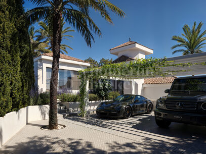 Villa Voir – Elegant Villa i Skandinavisk Stil med Havsutsikt i Nueva Andalucía