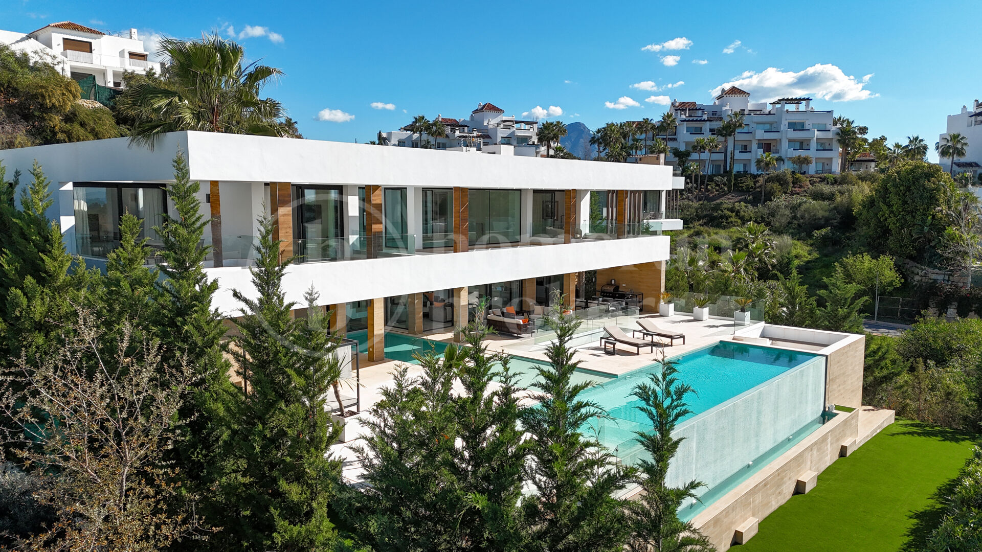 Villa Onyx – Panoramautsikt över hav och golf i prestigefyllda La Alquería, Benahavís