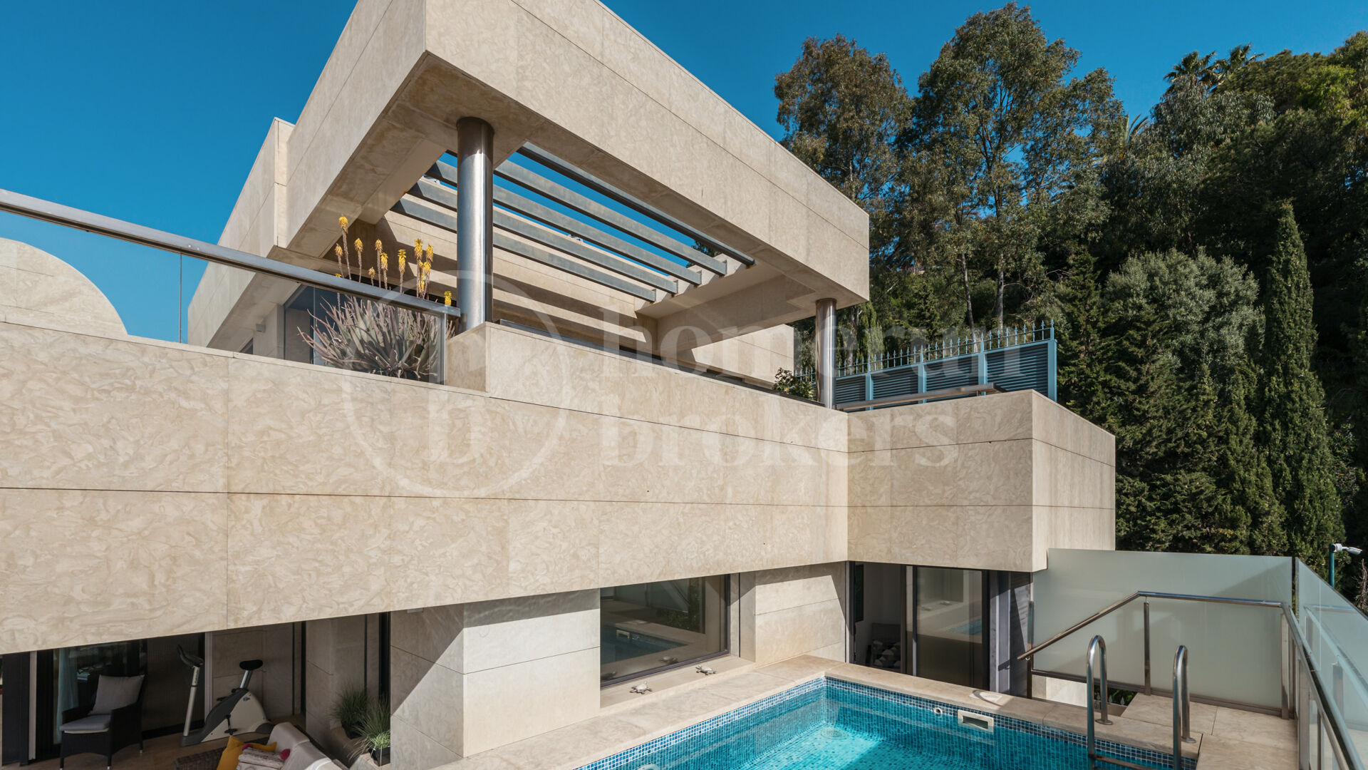 Penthouse Los Arrayanes - with Panoramic Sea Views and Private Pool in Nueva Andalucia