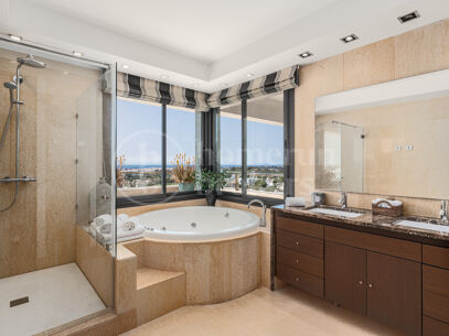 Penthouse Los Arrayanes - with Panoramic Sea Views and Private Pool in Nueva Andalucia