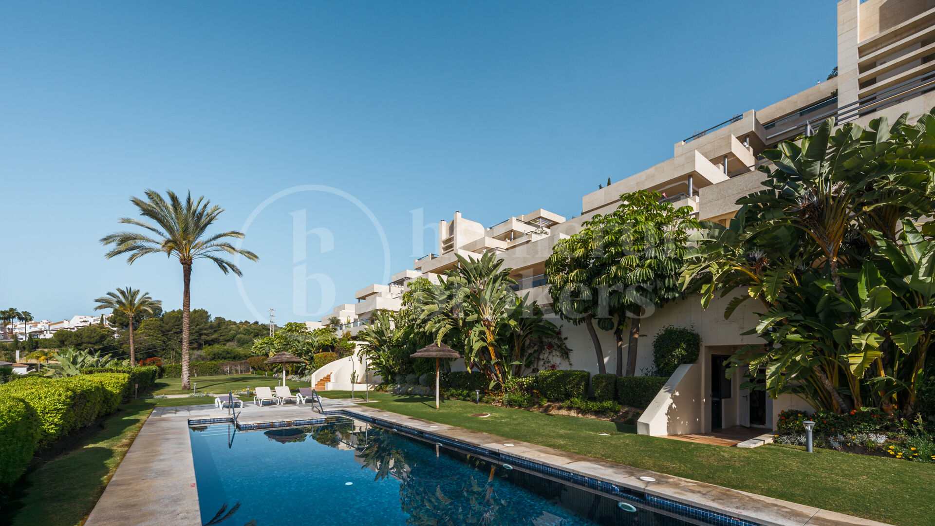 Penthouse Los Arrayanes - with Panoramic Sea Views and Private Pool in Nueva Andalucia