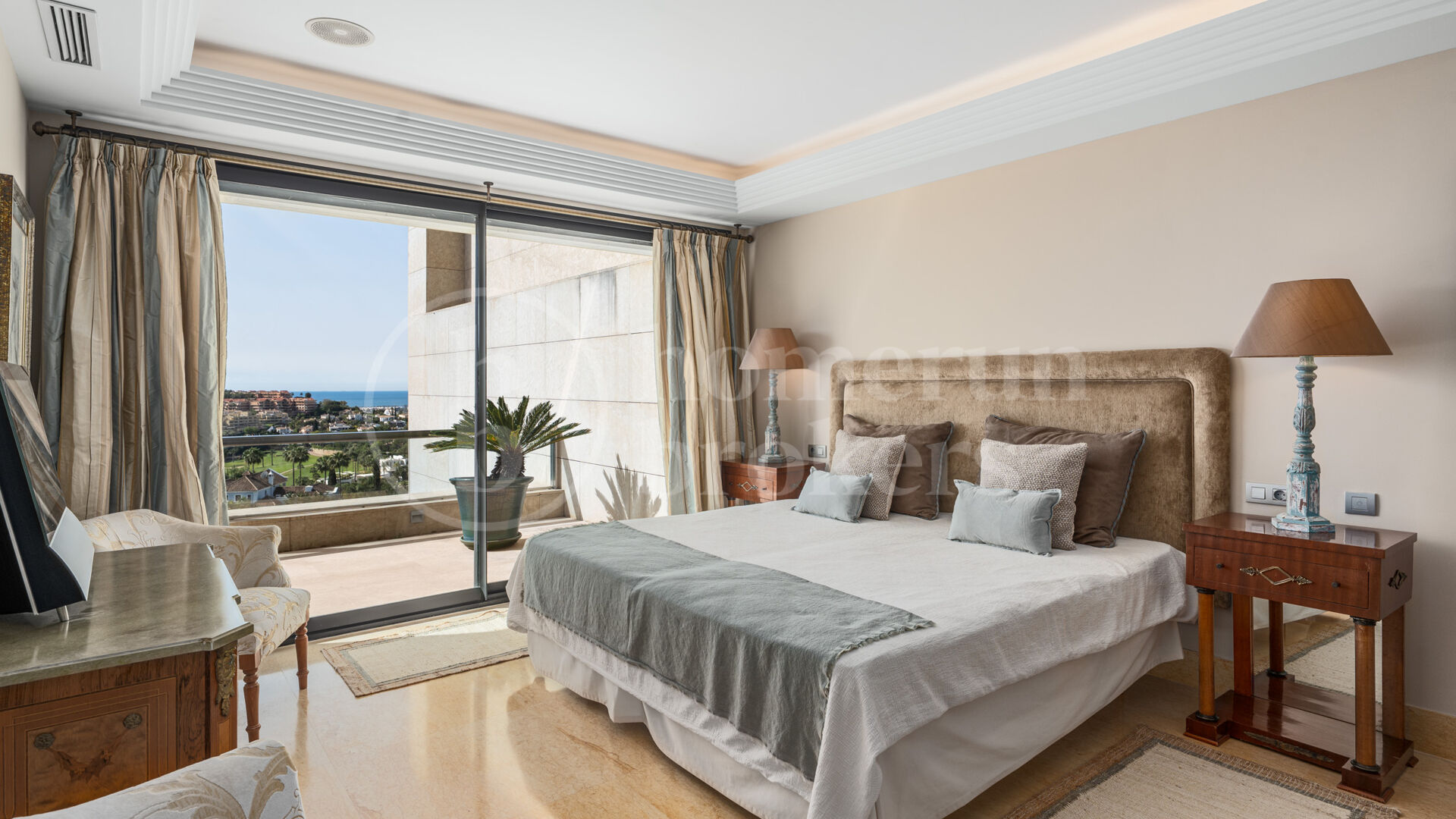 Penthouse Los Arrayanes - with Panoramic Sea Views and Private Pool in Nueva Andalucia
