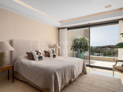 Penthouse Los Arrayanes - with Panoramic Sea Views and Private Pool in Nueva Andalucia