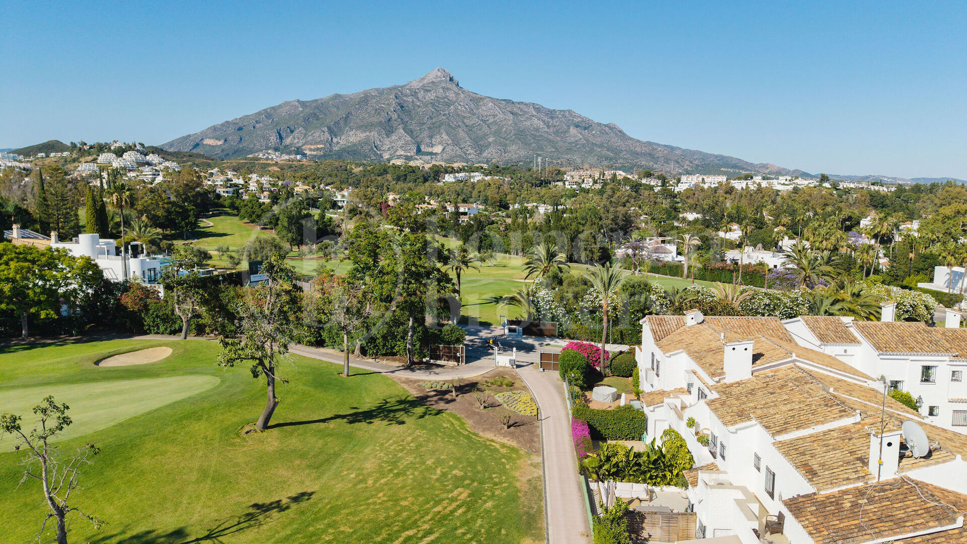 Casa Naranjos – Renovated Frontline Golf Townhouse in Los Naranjos Country Club