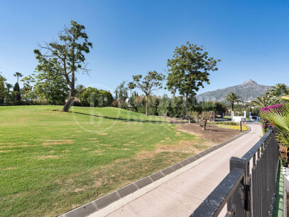 Casa Naranjos – Renovated Frontline Golf Townhouse in Los Naranjos Country Club