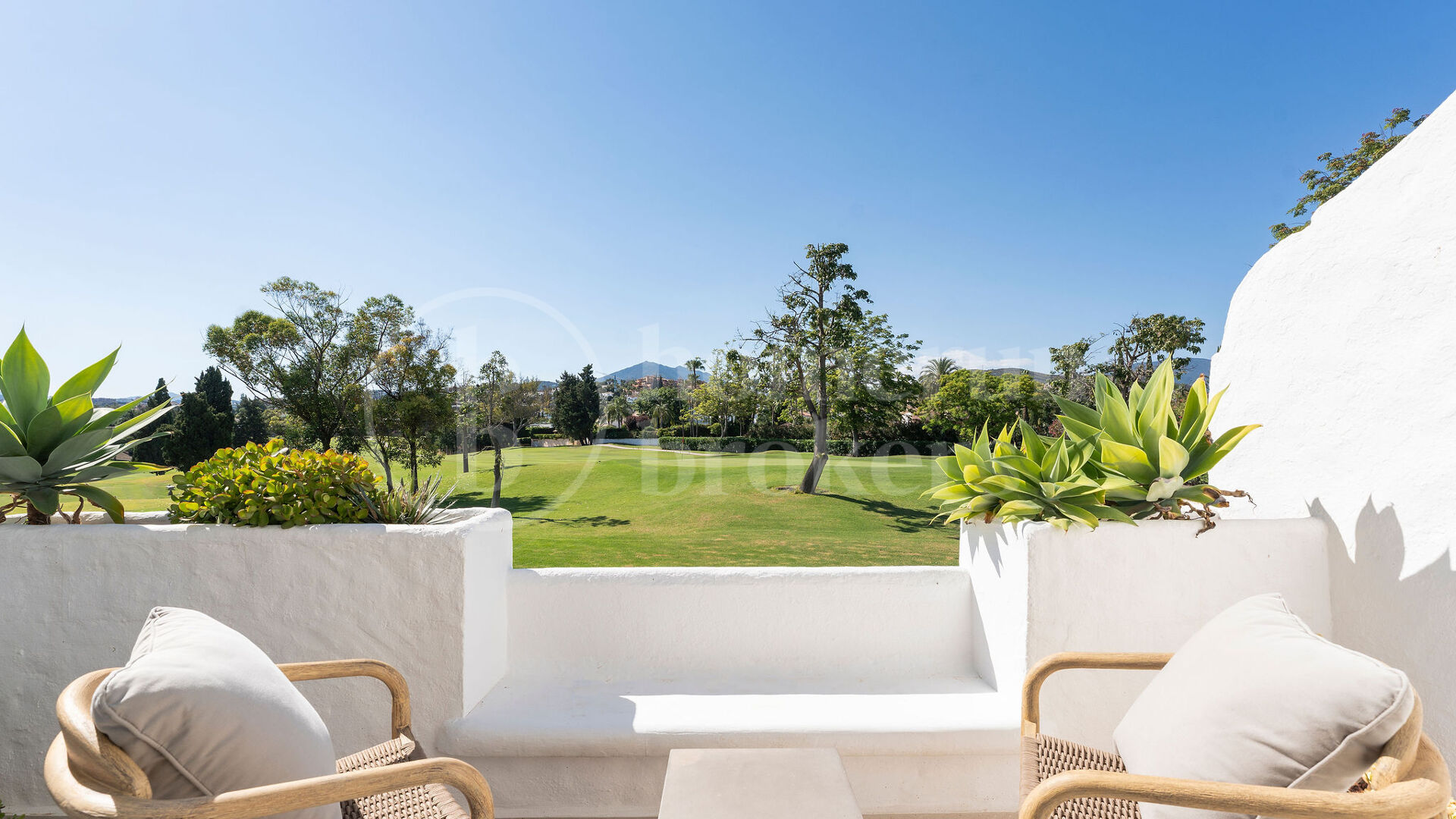Casa Naranjos – Renovated Frontline Golf Townhouse in Los Naranjos Country Club