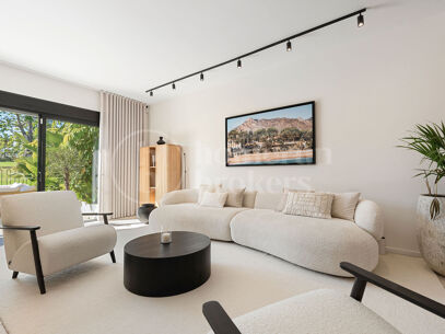 Casa Naranjos – Renovated Frontline Golf Townhouse in Los Naranjos Country Club