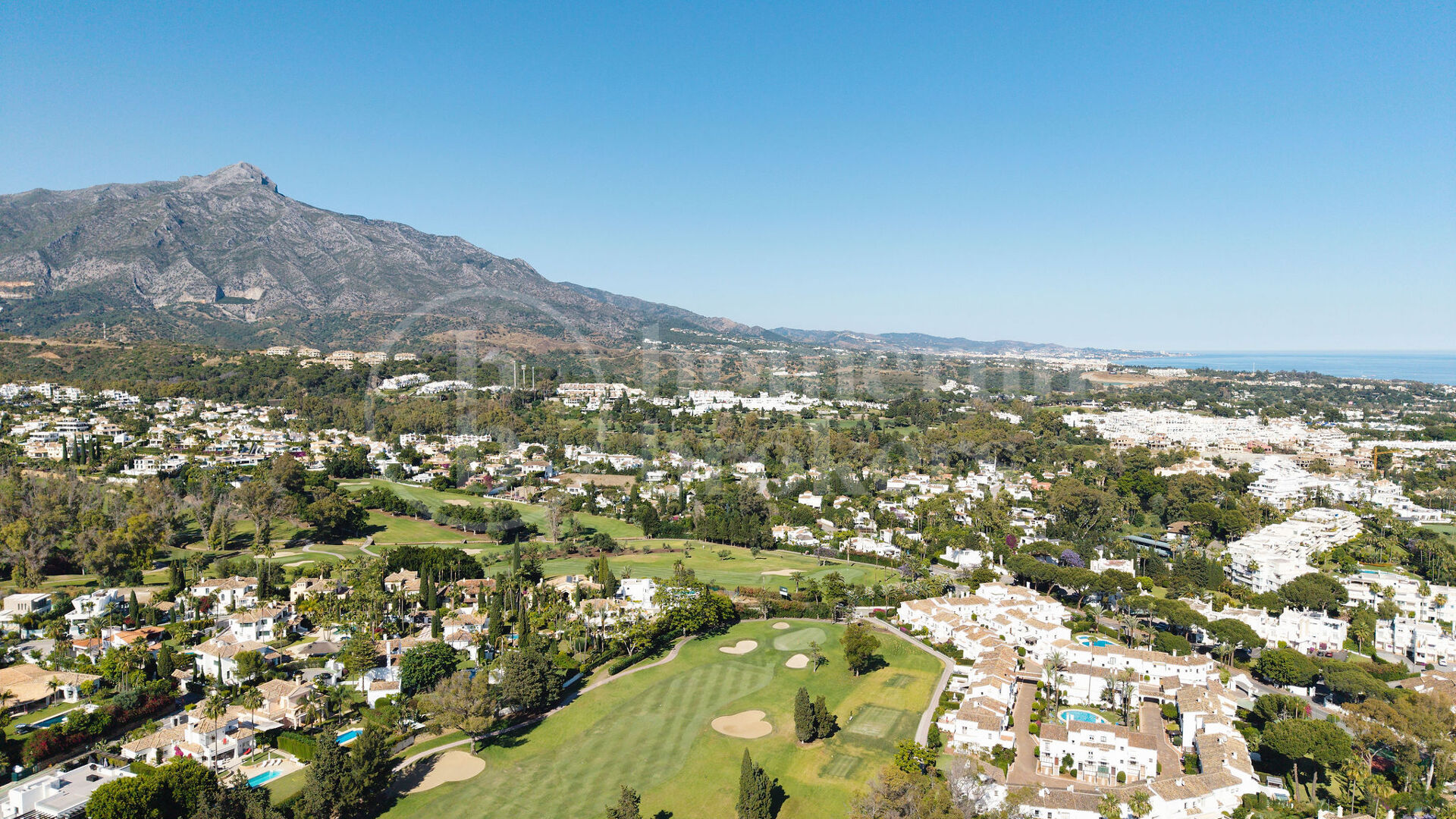 Casa Naranjos – Renovated Frontline Golf Townhouse in Los Naranjos Country Club