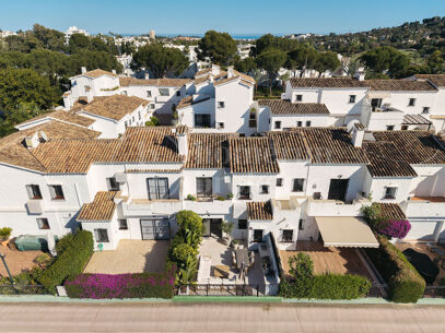 Casa Naranjos – Renovated Frontline Golf Townhouse in Los Naranjos Country Club