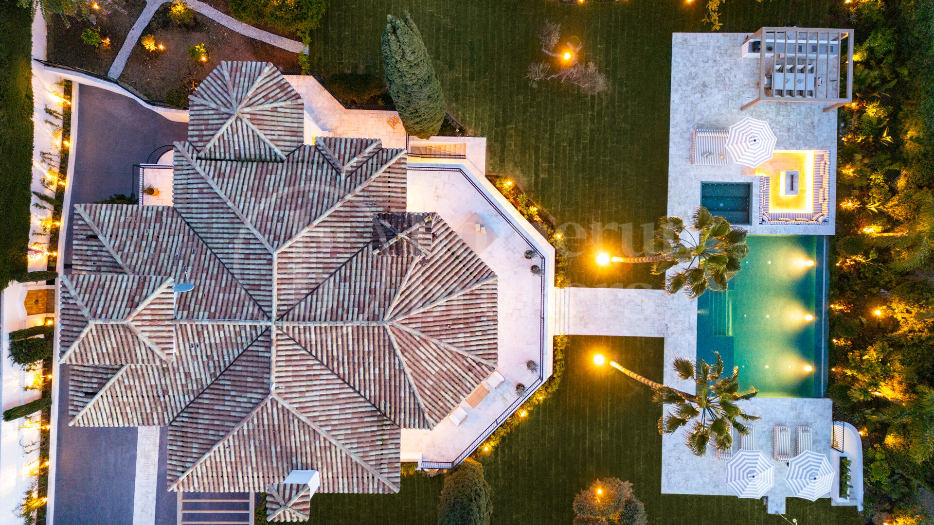 Villa Karina – Lyxig Villa med 5 Sovrum, Pool, Gym och Spa i Hjärtat av Nueva Andalucía
