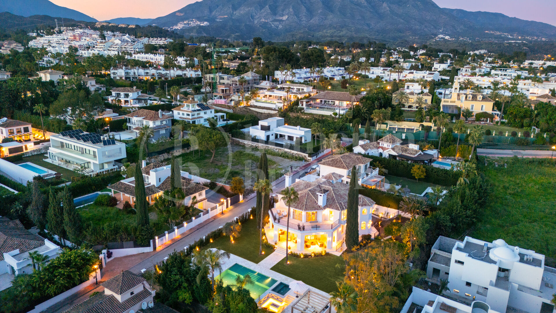 Villa Karina – Lyxig Villa med 5 Sovrum, Pool, Gym och Spa i Hjärtat av Nueva Andalucía