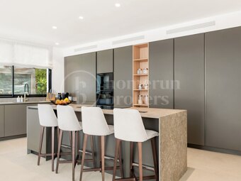 Villa Laurus – Elegant Villa i Los Naranjos Golf