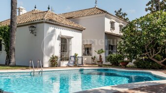 Villa Valverde - Colonial Villa steps from the Beach in San Pedro Marbella