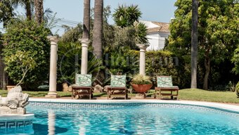Villa Valverde - Colonial Villa steps from the Beach in San Pedro Marbella