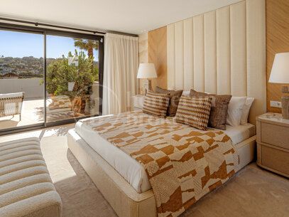 Villa Azteca - Luxury Five-Bedroom Villa with Modern Design in Aloha Golf Valley
