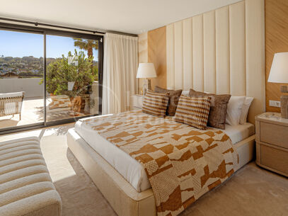 Villa Azteca – Lyxig Femrumsvilla med Modern Design i Aloha Golf Valley