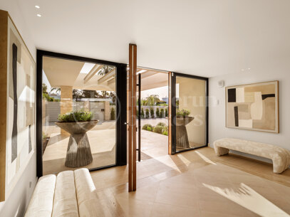 Villa Azteca - Luxury Five-Bedroom Villa with Modern Design in Aloha Golf Valley