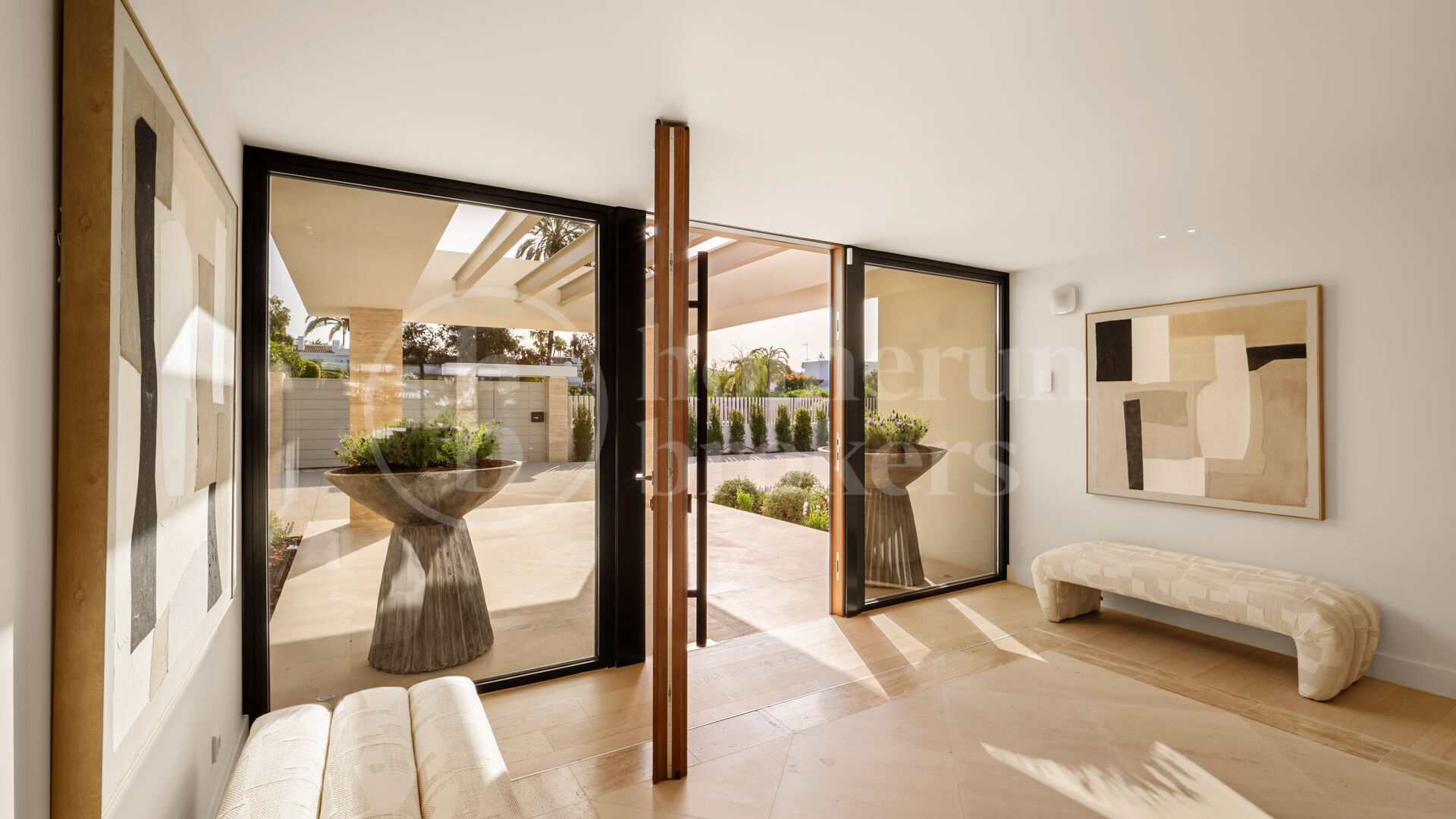 Villa Azteca – Lyxig Femrumsvilla med Modern Design i Aloha Golf Valley