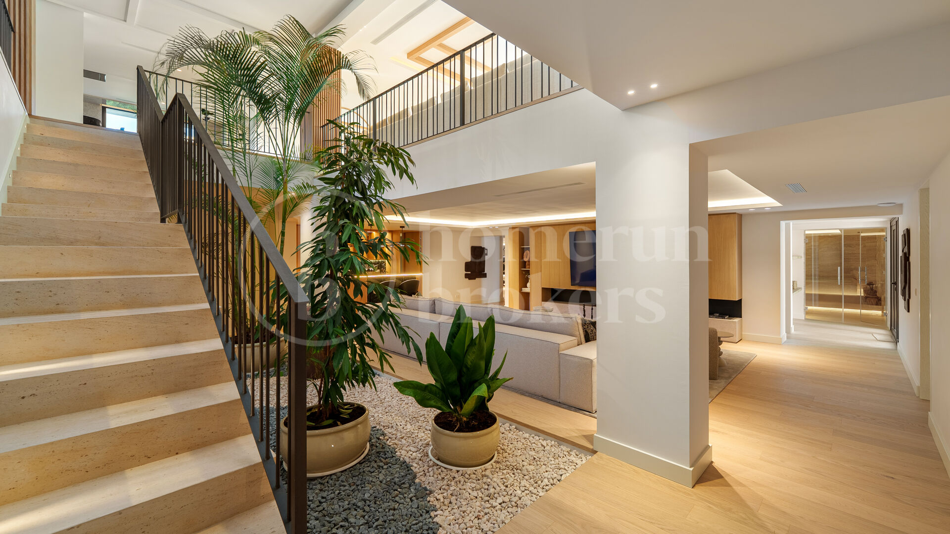 Villa Azteca – Lyxig Femrumsvilla med Modern Design i Aloha Golf Valley