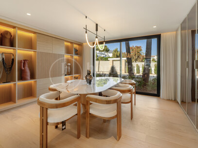 Villa Azteca - Luxury Five-Bedroom Villa with Modern Design in Aloha Golf Valley