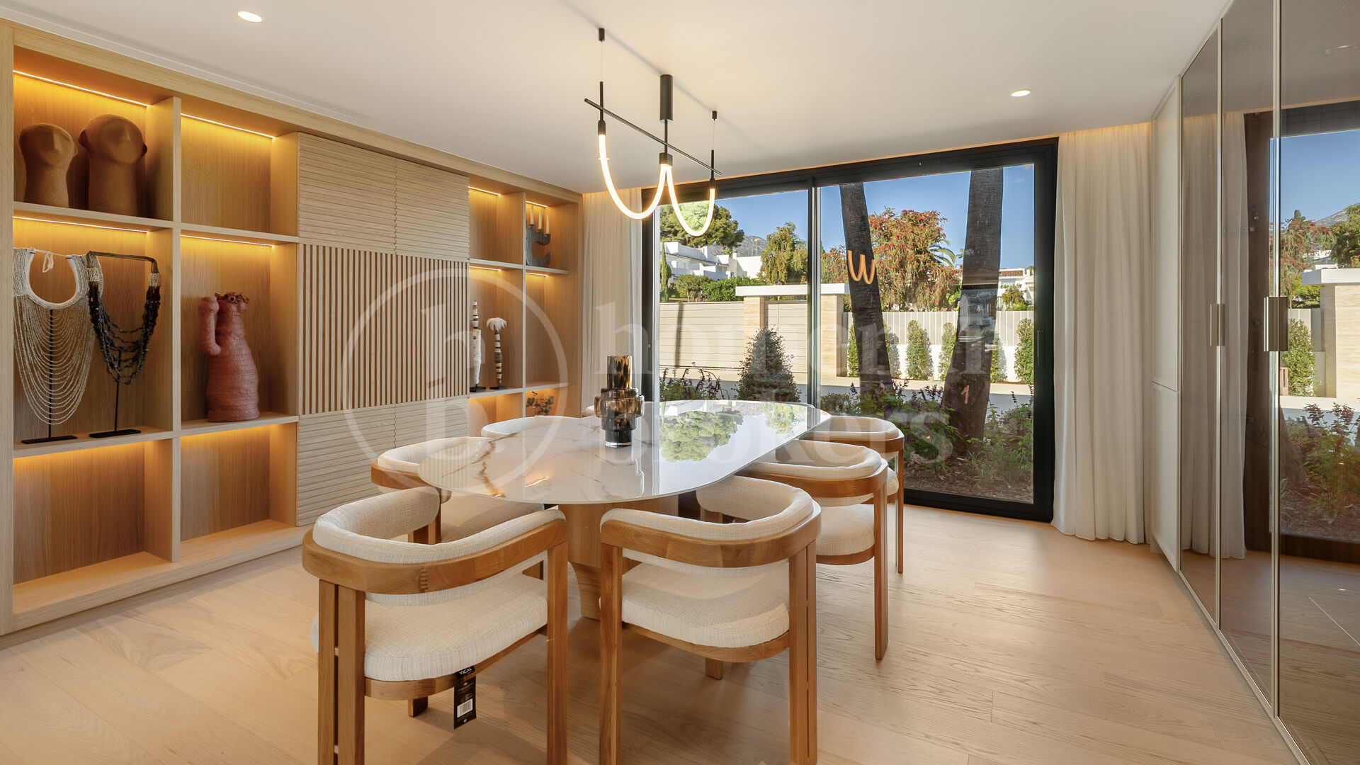 Villa Azteca – Lyxig Femrumsvilla med Modern Design i Aloha Golf Valley