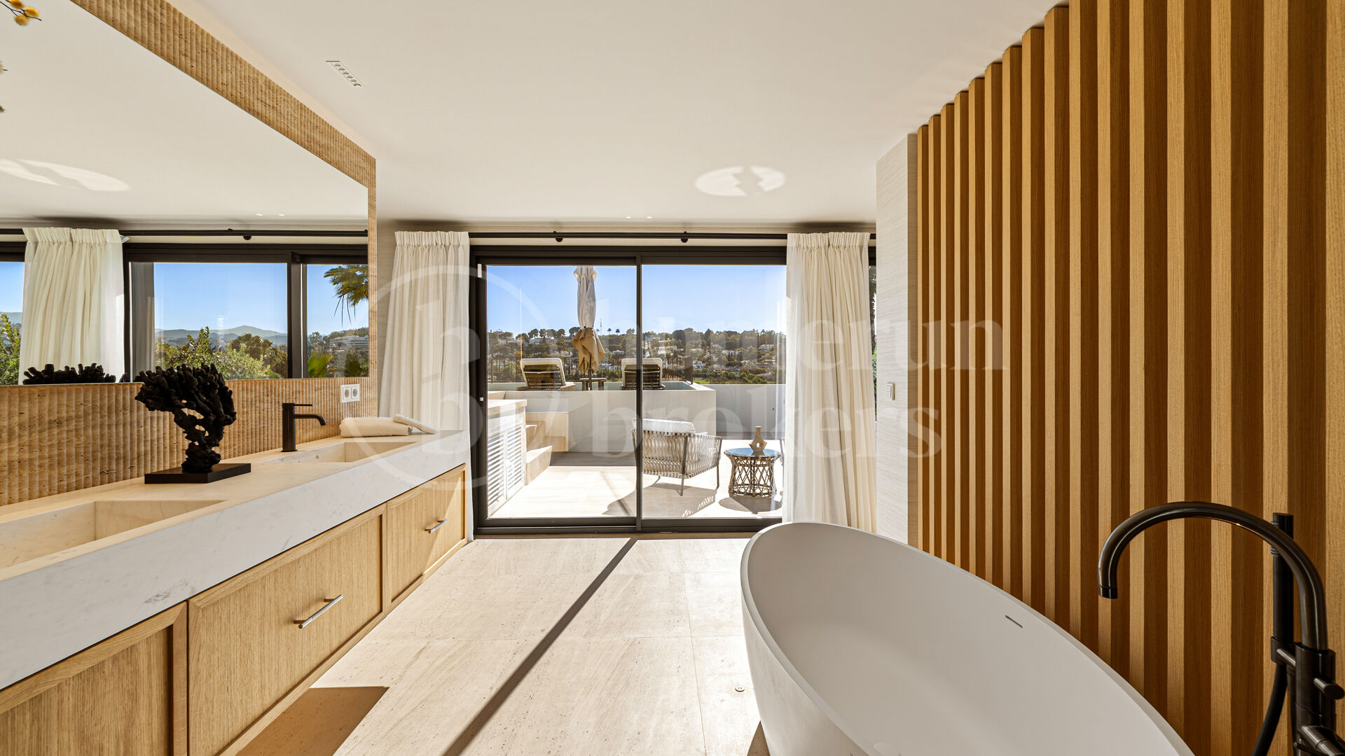 Villa Azteca – Lyxig Femrumsvilla med Modern Design i Aloha Golf Valley