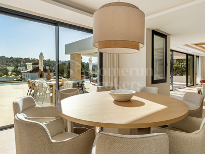 Villa Azteca - Luxury Five-Bedroom Villa with Modern Design in Aloha Golf Valley
