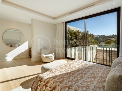 Villa Azteca - Luxury Five-Bedroom Villa with Modern Design in Aloha Golf Valley