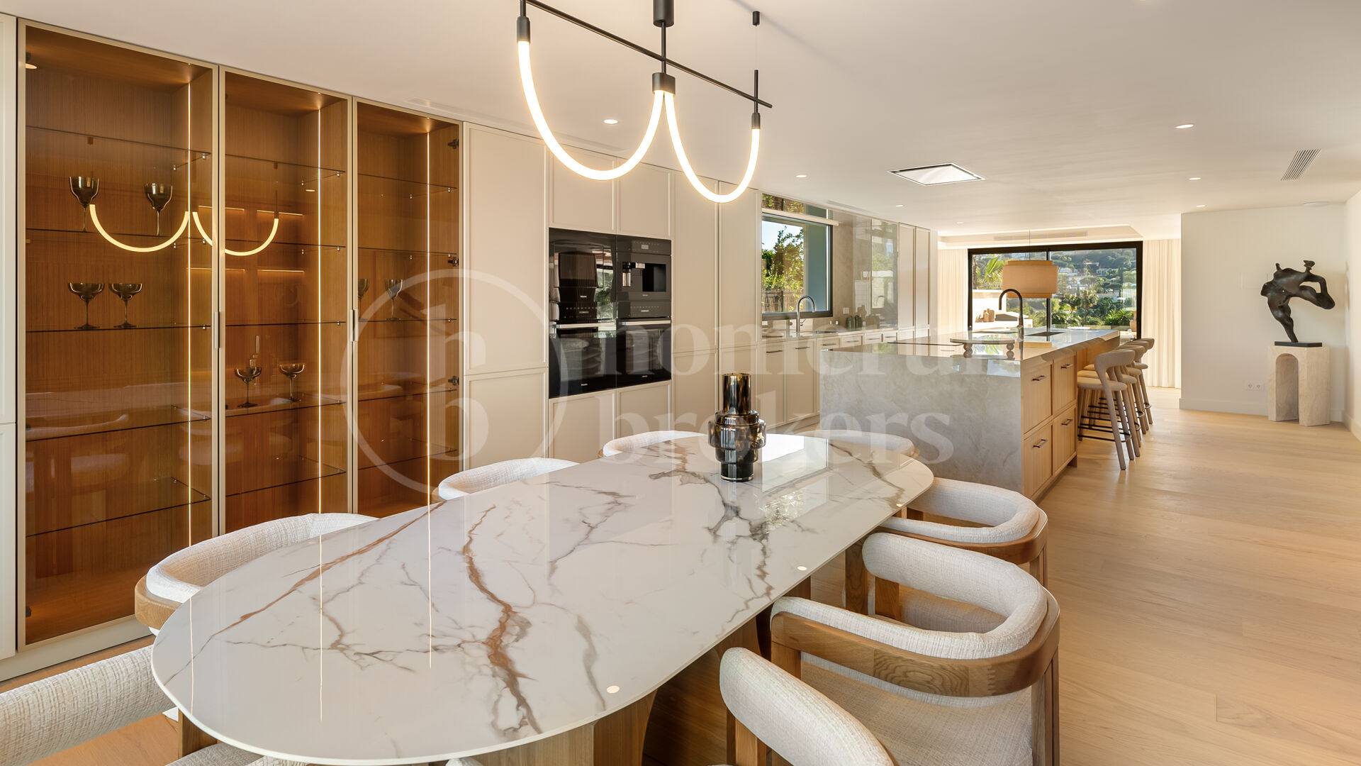 Villa Azteca – Lyxig Femrumsvilla med Modern Design i Aloha Golf Valley