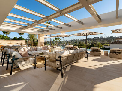 Villa Azteca – Lyxig Femrumsvilla med Modern Design i Aloha Golf Valley