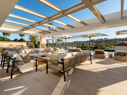 Villa Azteca - Luxury Five-Bedroom Villa with Modern Design in Aloha Golf Valley