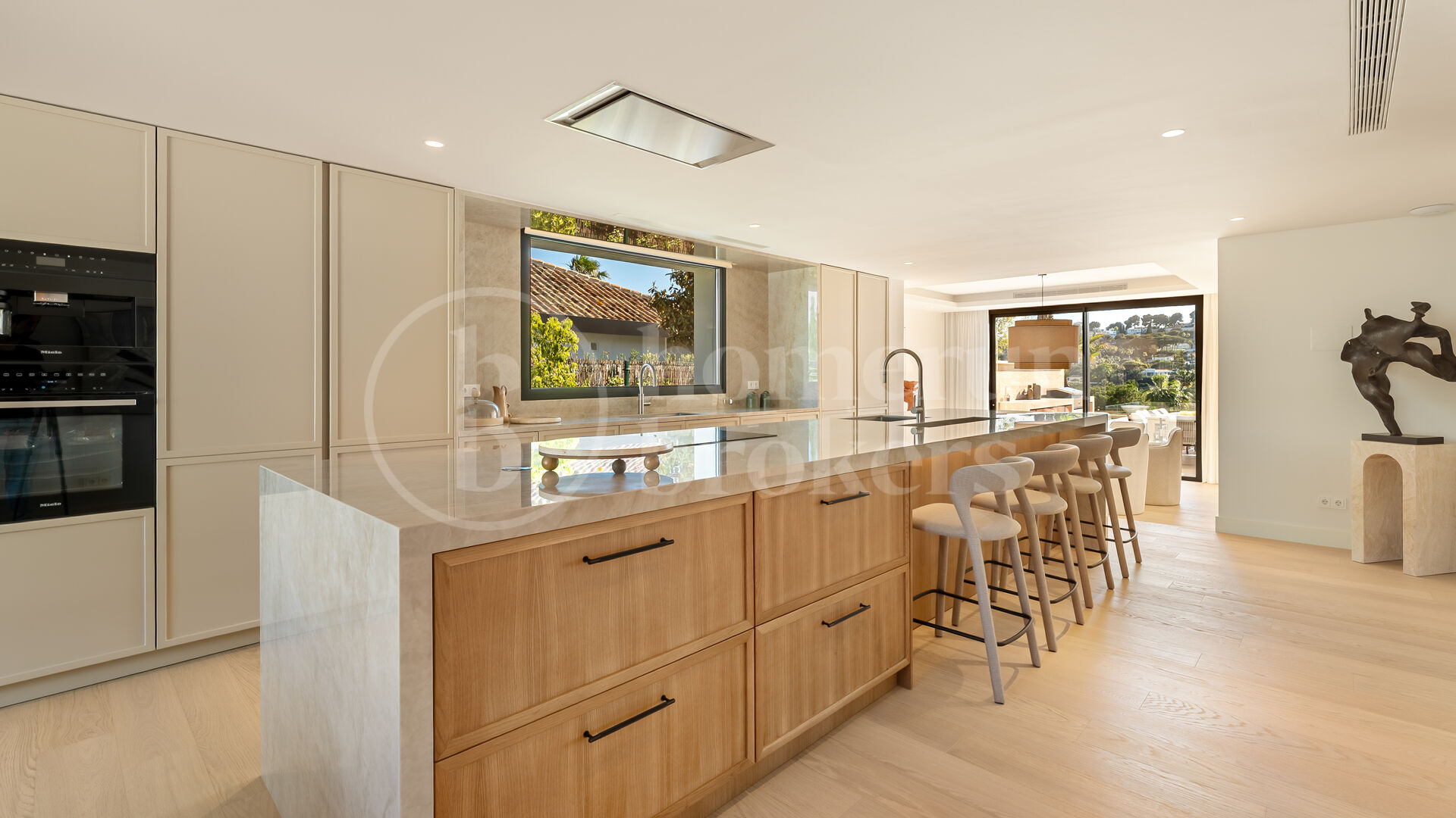 Villa Azteca – Lyxig Femrumsvilla med Modern Design i Aloha Golf Valley