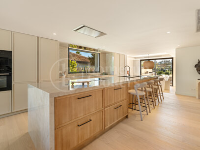 Villa Azteca - Luxury Five-Bedroom Villa with Modern Design in Aloha Golf Valley