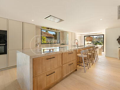 Villa Azteca – Lyxig Femrumsvilla med Modern Design i Aloha Golf Valley
