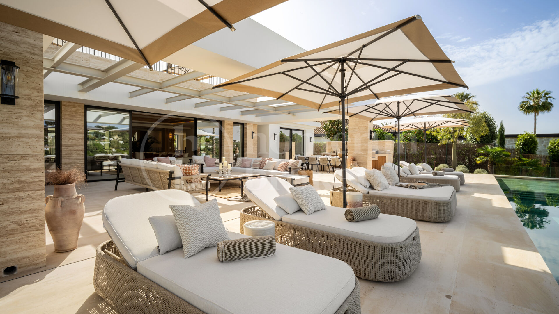 Villa Azteca – Lyxig Femrumsvilla med Modern Design i Aloha Golf Valley