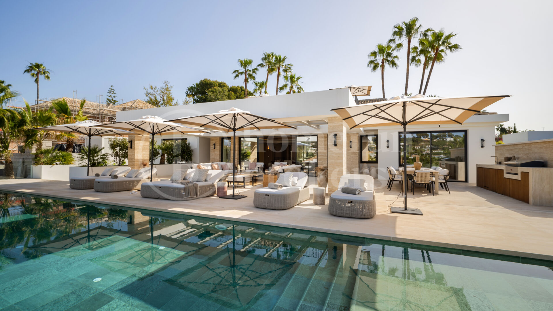Villa Azteca – Lyxig Femrumsvilla med Modern Design i Aloha Golf Valley