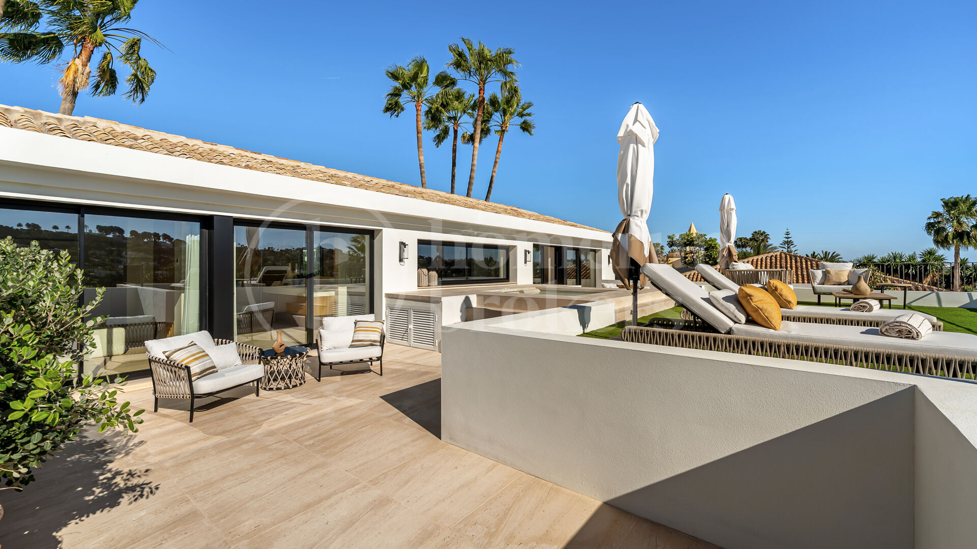 Villa Azteca – Lyxig Femrumsvilla med Modern Design i Aloha Golf Valley