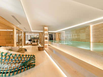Villa Azteca - Luxury Five-Bedroom Villa with Modern Design in Aloha Golf Valley