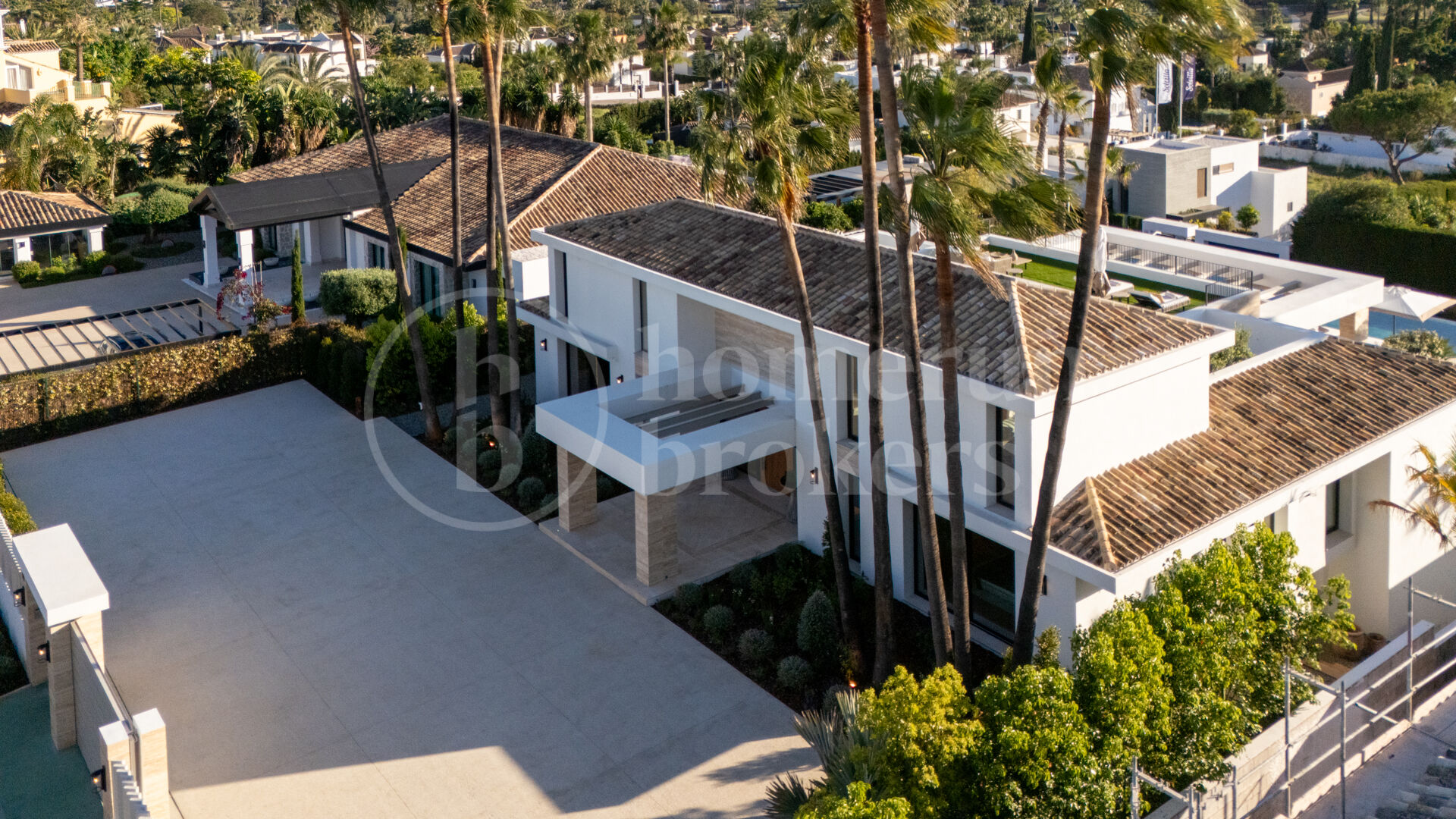 Villa Azteca – Lyxig Femrumsvilla med Modern Design i Aloha Golf Valley