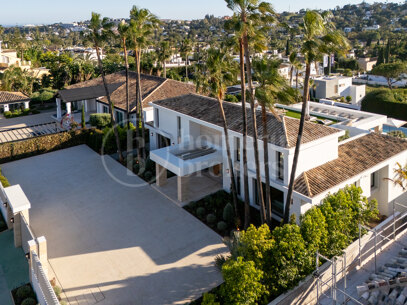 Villa Azteca - Luxury Five-Bedroom Villa with Modern Design in Aloha Golf Valley