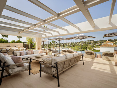 Villa Azteca - Luxury Five-Bedroom Villa with Modern Design in Aloha Golf Valley