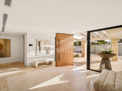 Villa Azteca - Luxury Five-Bedroom Villa with Modern Design in Aloha Golf Valley