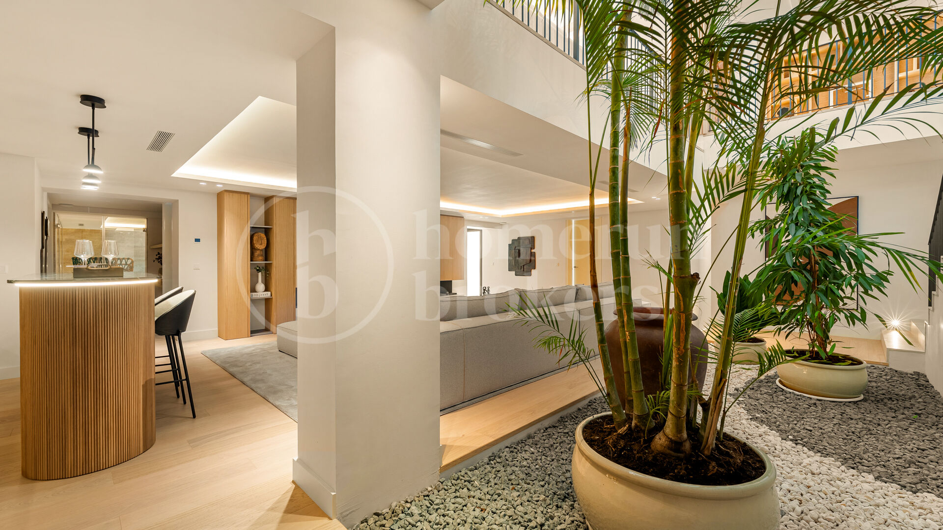 Villa Azteca – Lyxig Femrumsvilla med Modern Design i Aloha Golf Valley