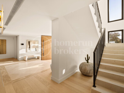 Villa Azteca - Luxury Five-Bedroom Villa with Modern Design in Aloha Golf Valley